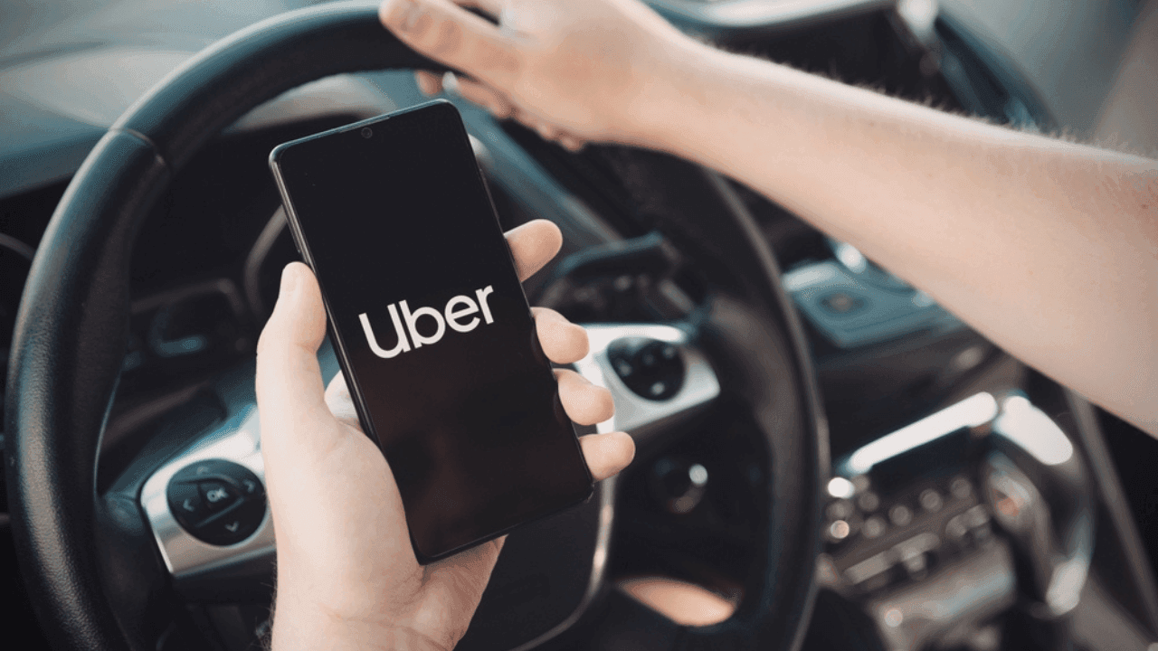 Uber, sürücü hesaplarını otomatik olarak askıya aldığı gerekçesiyle yaklaşık 1 milyar dolar ceza aldı